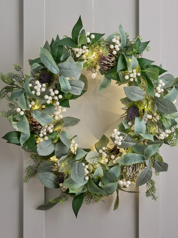 Tenues de fêtes 2025 : quand le style devient une déclaration - Blog Mariage Madame C Couronne de Noël Pré-éclairée à Baies Blanches de 60 cm Lights4fun