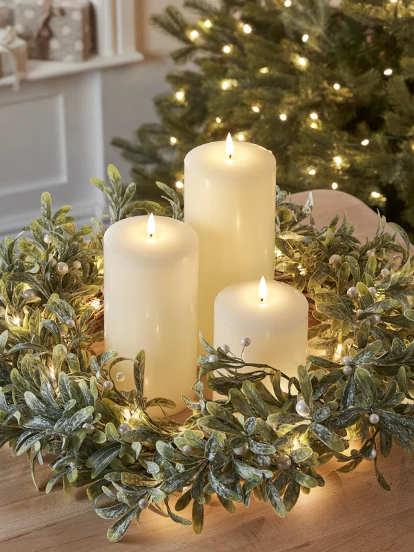 Tenues de fêtes 2025 : quand le style devient une déclaration - Blog Mariage Madame C Couronne de Noël Pré-éclairée en Gui & Trio de Bougies Cierge TruGlow®