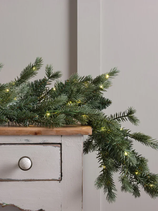 Tenues de fêtes 2025 : quand le style devient une déclaration - Blog Mariage Madame C Guirlande de Noël Pré-éclairée de 1.5 m à LED Bicolores Light4fun