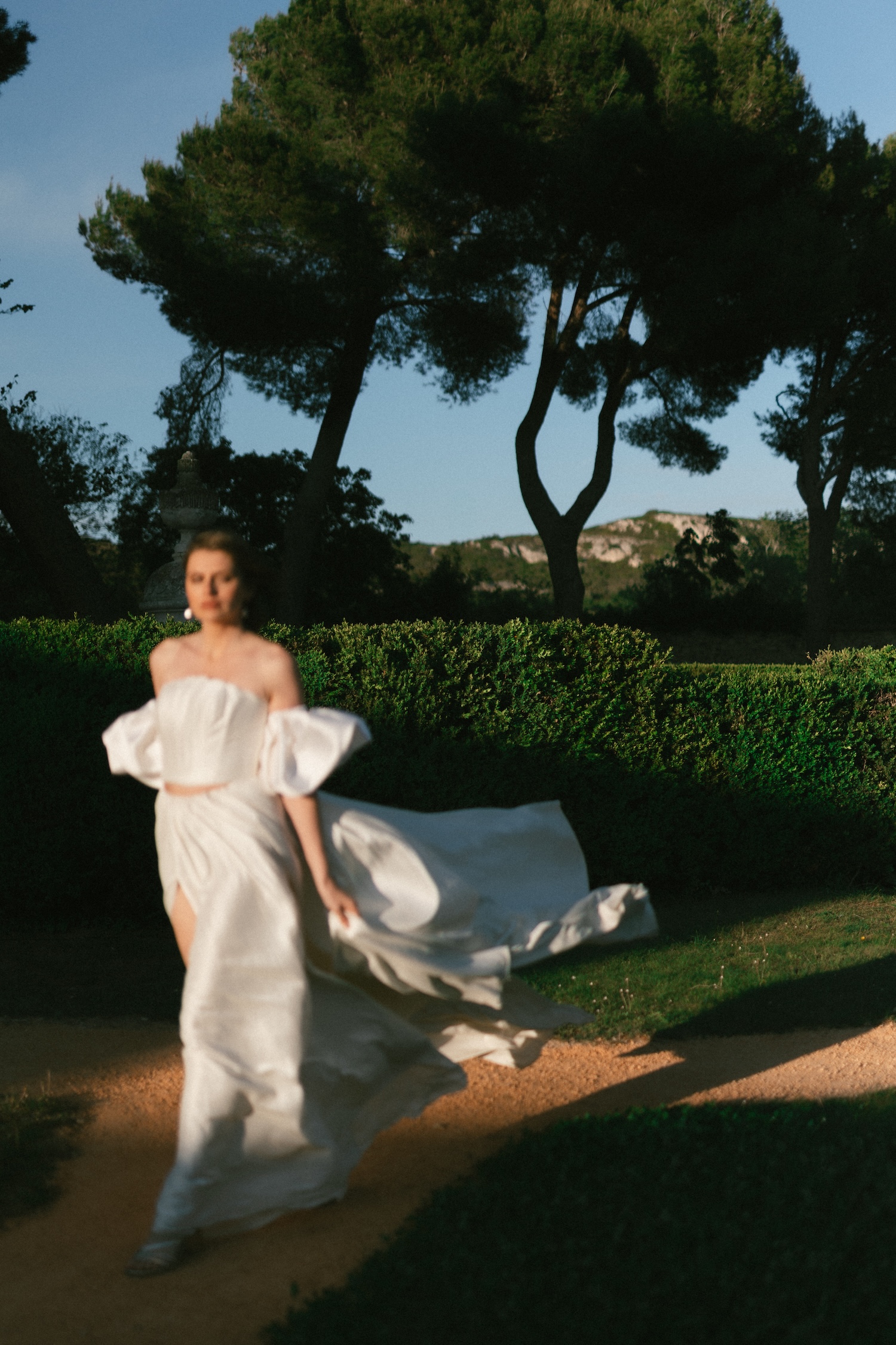 A mistral dance of light - Blog Mariage Madame C Mariage de Provence au Chateau de Sénéguier © Céline Collomb