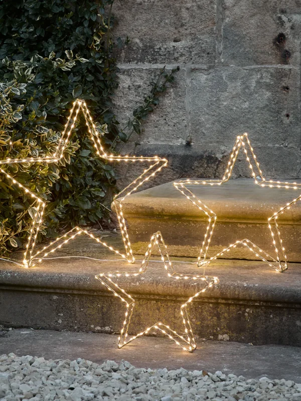 Tenues de fêtes 2025 : quand le style devient une déclaration - Blog Mariage Madame C Lot de 3 Étoiles Lumineuses Autoportantes à Micro LED Light4fun