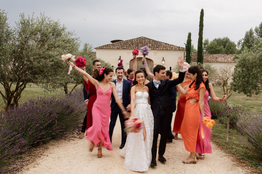 Mariage coloré au Domaine de Brés - Juliette + Fabien - Blog Mariage Madame C Mariage Coloré en Provence Occitane au Domaine de Brès © Dall'K