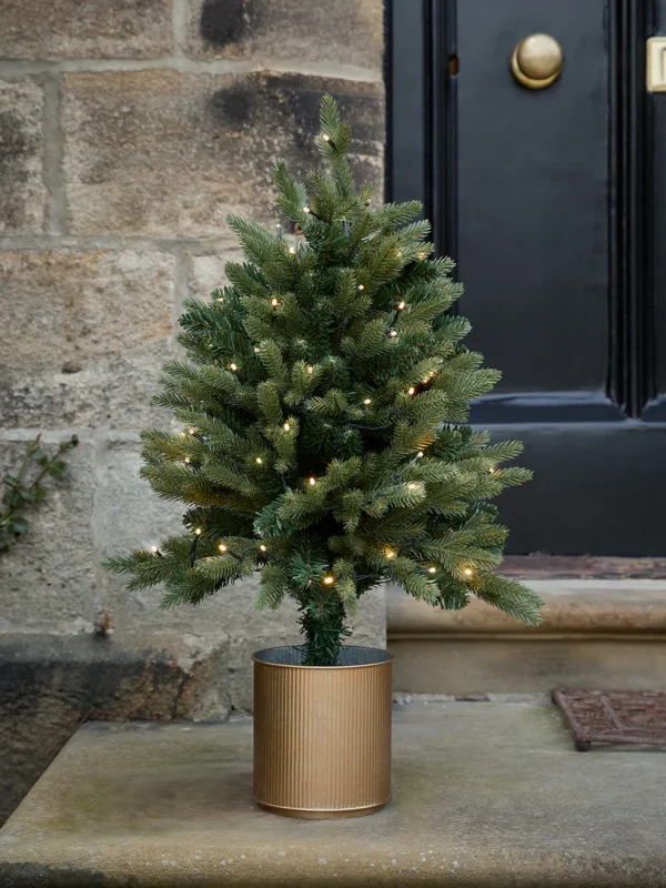 Tenues de fêtes 2025 : quand le style devient une déclaration - Blog Mariage Madame C Sapin de Noël Extérieur Pré-éclairé de 75 cm en Pot Doré ligts4fun