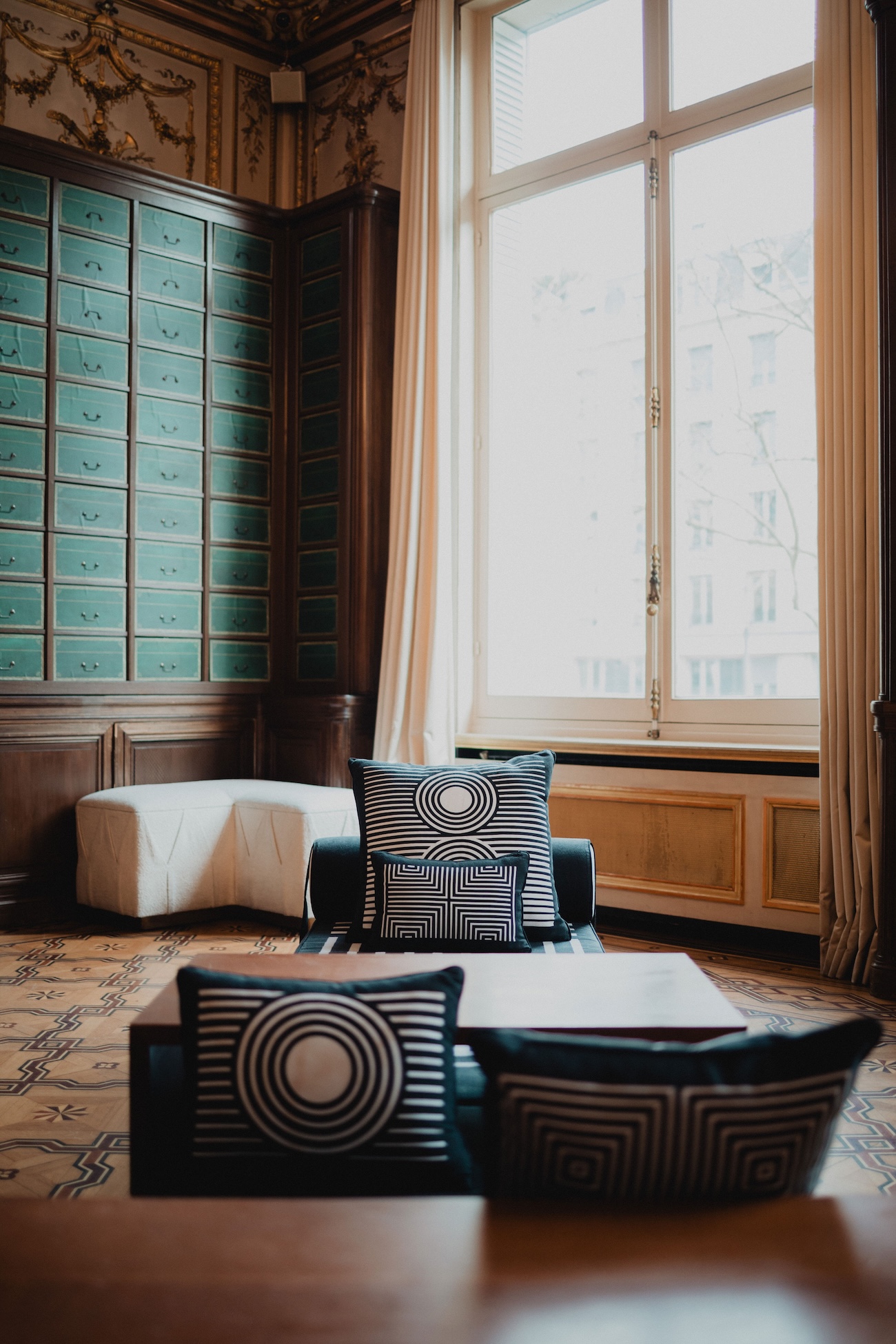 Mariage moderne et inclusif : une inspiration élégante à la Galerie Bourbon © Margot Duquesne