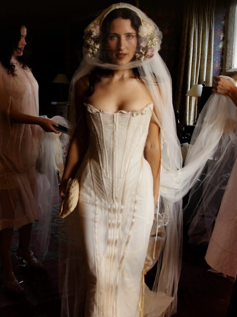 Mariage 2026 : De la cagoule de perles au béguin en crochet, la renaissance de la coiffe - Blog Mariage Madame C