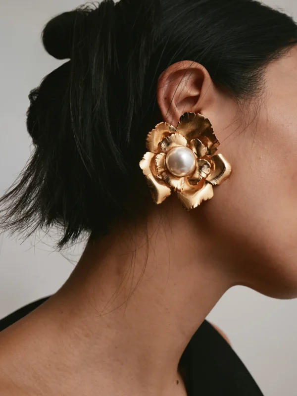 So Hélo Collection 2026 : Bijoux et accessoires de la mariée - Blog Mariage Madame C Boucles d'oreilles fleuries Jasmine Lelet NY