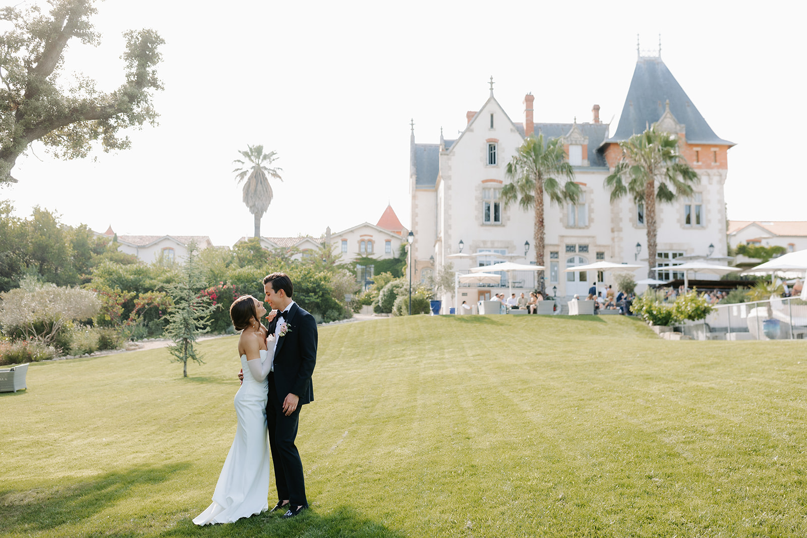 De la Caroline du Nord au Château St Pierre de Serjac - Kelly + Rob - Blog Mariage Madame C Mariage en Occitanie au Château de St Pierre de Serjac © Laetitia Leofold