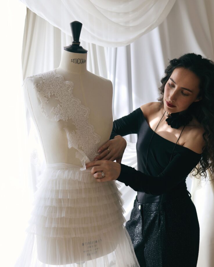 Amélia Peyron, créatrice de robes de mariée sur mesure à Paris