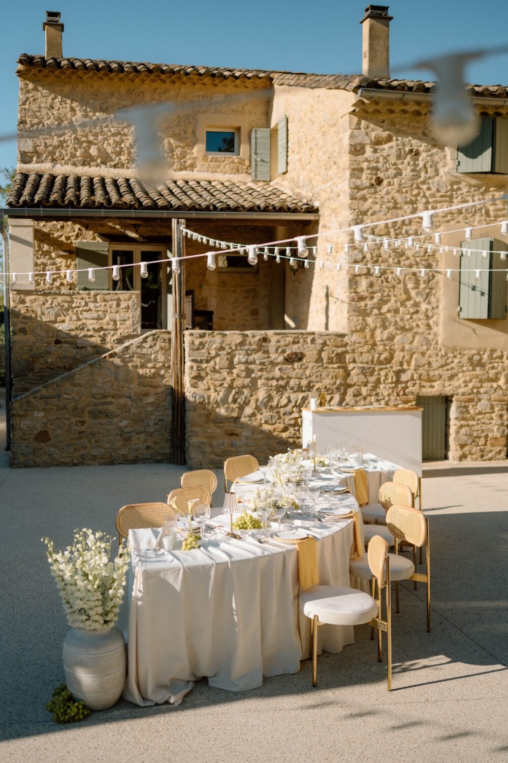Destination Wedding en France : l’art de recevoir selon le Madame Social Club — Sélection 2027 - Blog Mariage Madame C