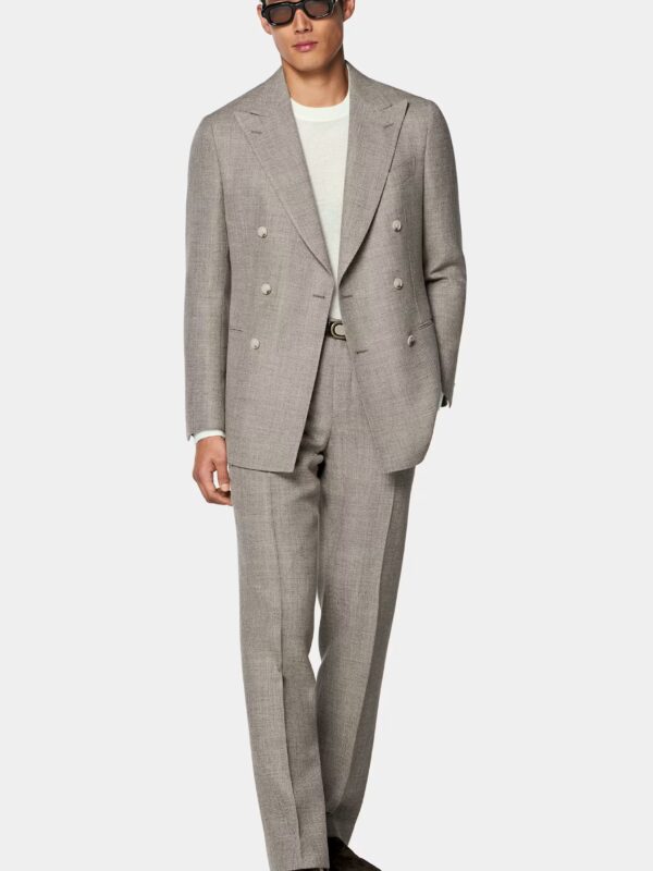 Quelle tenue porter à un mariage ? Notre sélection par couleur pour les invitées - Blog Mariage Madame C Costume taupe clair Havana coupe Tailored Suitsupply