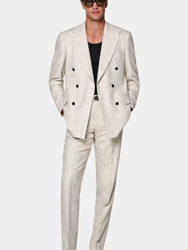 Quelle tenue porter à un mariage ? Notre sélection par couleur pour les invitées - Blog Mariage Madame C Costume taupe clair Milano coupe Tailored Suitsupply