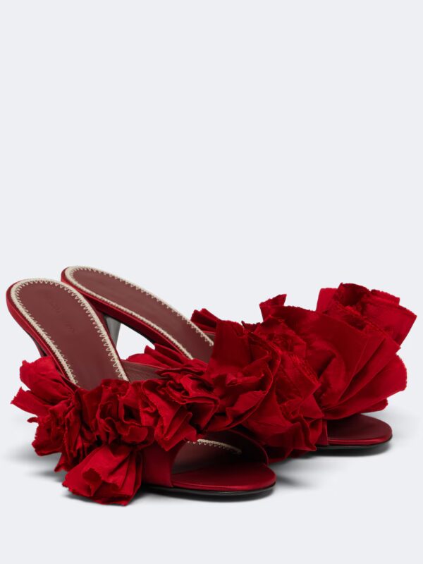 Mules en satin rouge Magda Butrym