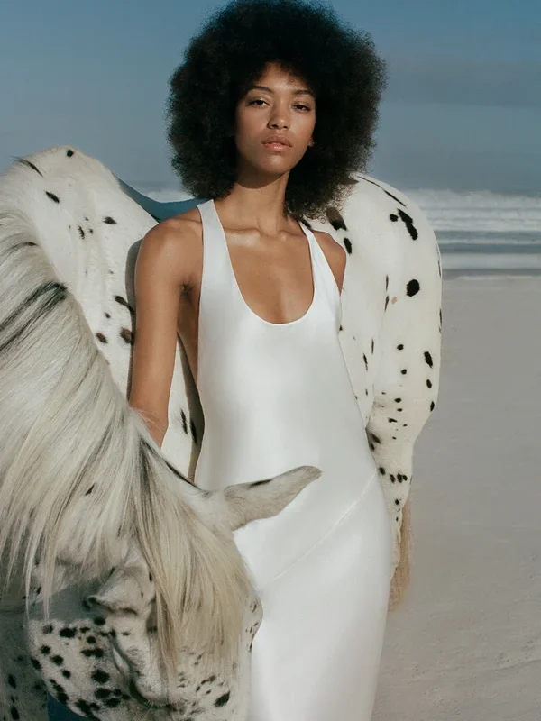 Quand le film de mariage devient une expérience cinéma - Blog Mariage Madame C Robe longue dos nageur Savanna Shona Joy